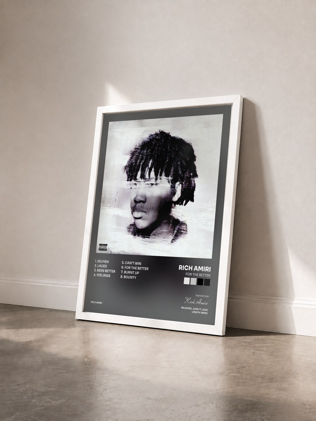 #blanc Tableau de l'album For The Better de Rich Amiri vu de trois quarts, cadre blanc