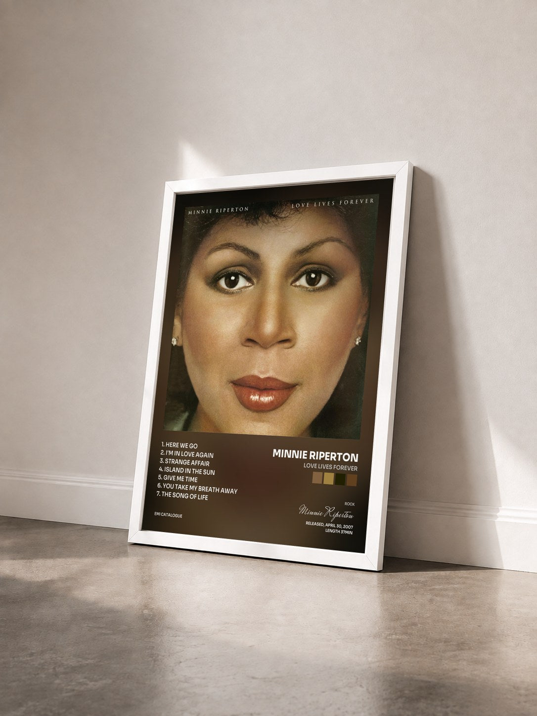 #blanc Tableau de l'album Love Lives Forever de Minnie Riperton vu de trois quarts, cadre blanc