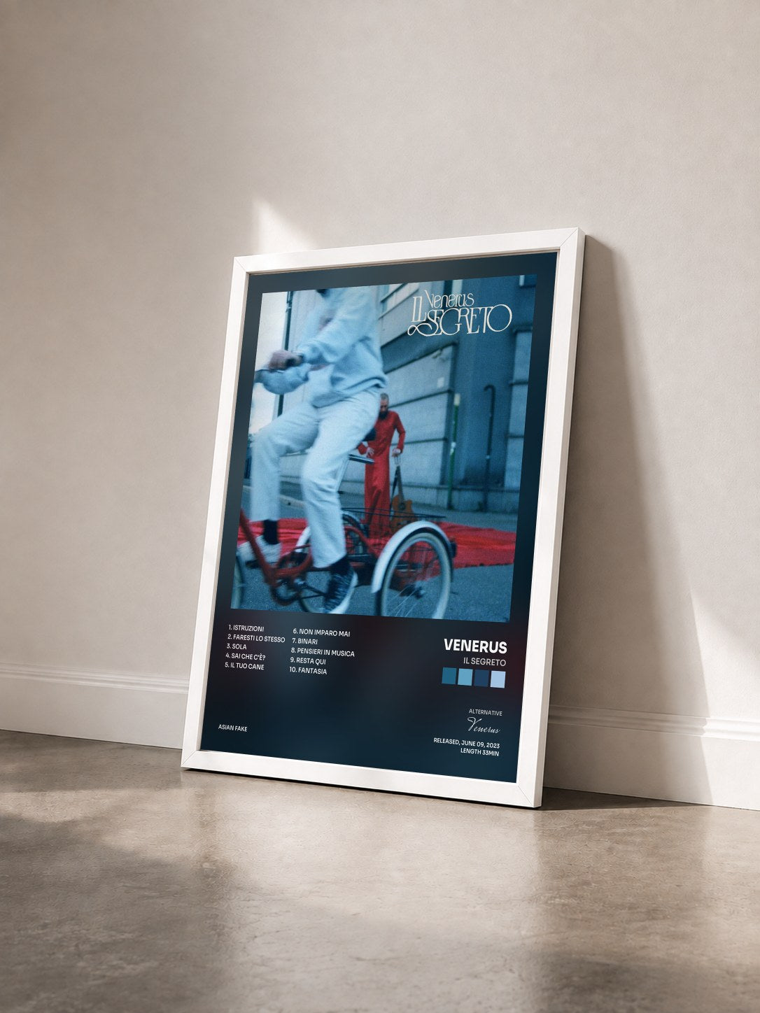 #blanc Tableau de l'album Il Segreto de Venerus vu de trois quarts, cadre blanc