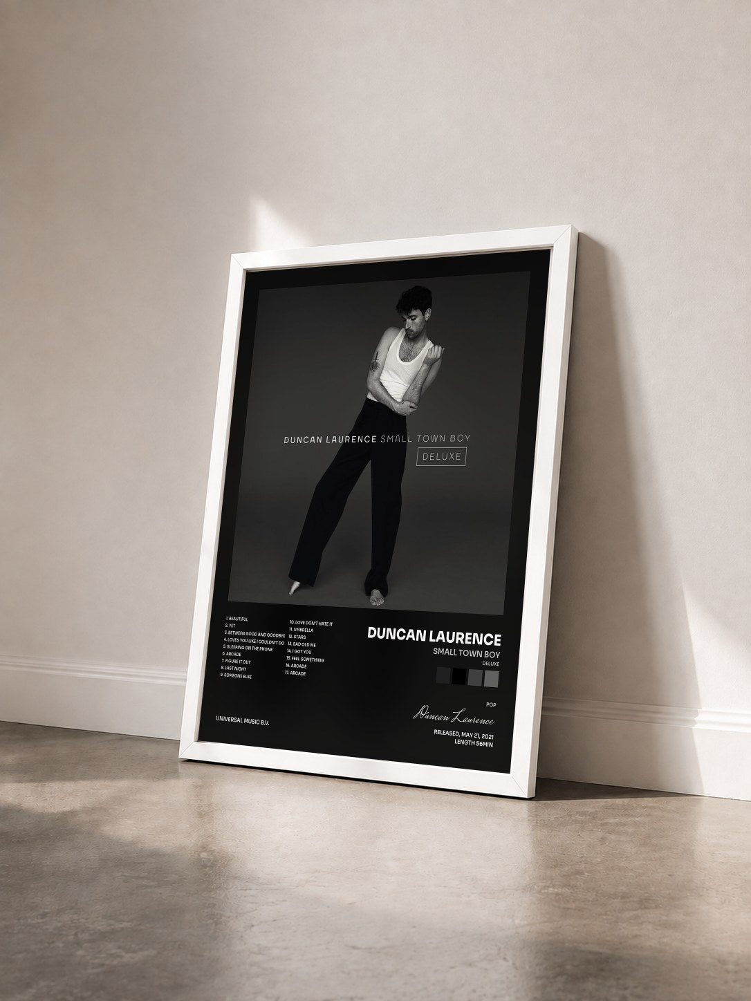 #blanc Tableau de l'album Small Town Boy (Deluxe) de Duncan Laurence vu de trois quarts, cadre blanc