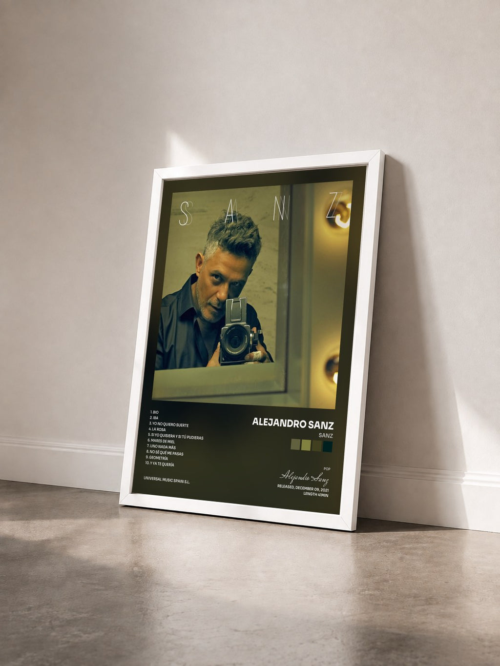 #blanc Tableau de l'album Sanz de Alejandro Sanz vu de trois quarts, cadre blanc