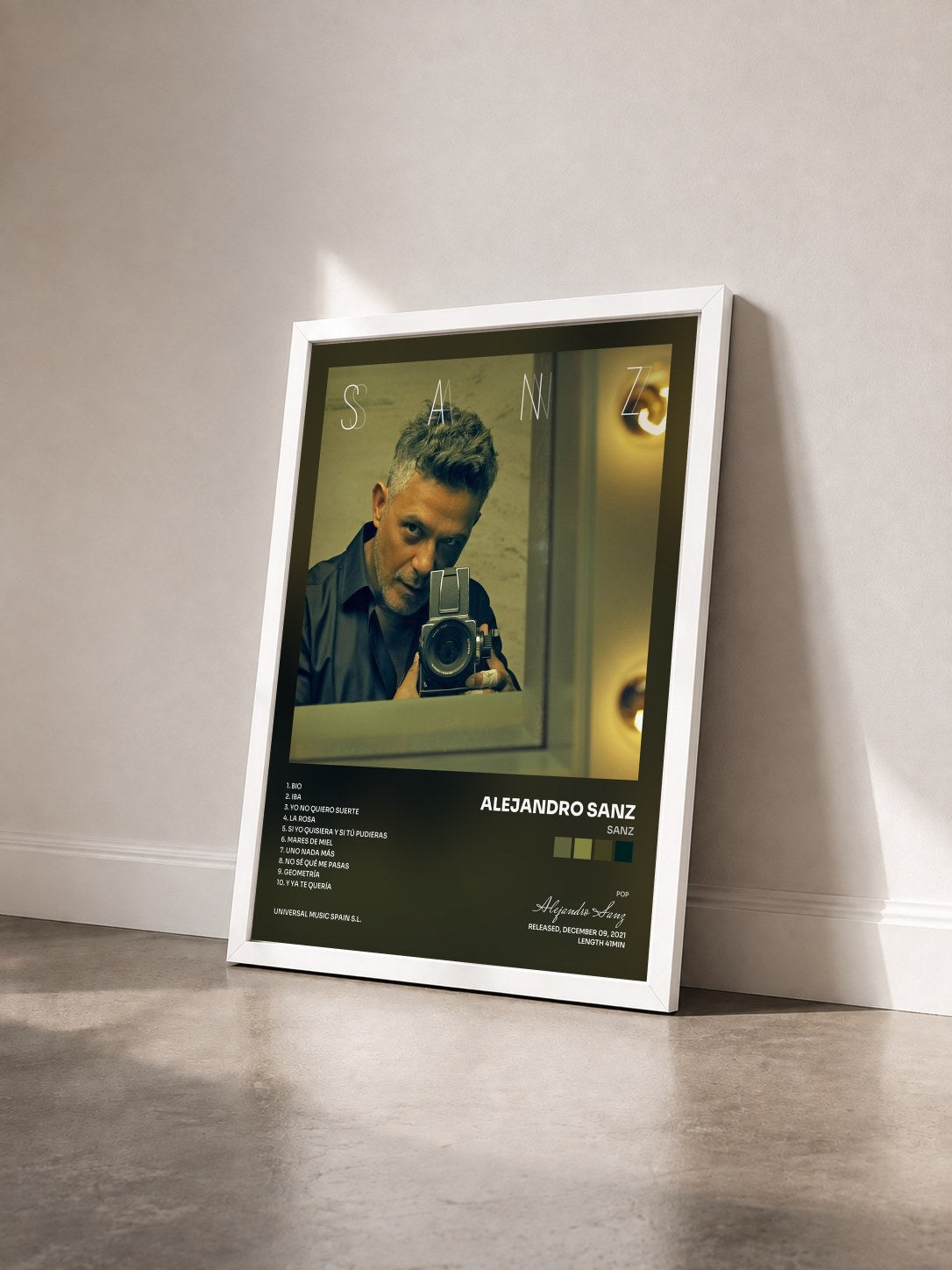#blanc Tableau de l'album Sanz de Alejandro Sanz vu de trois quarts, cadre blanc