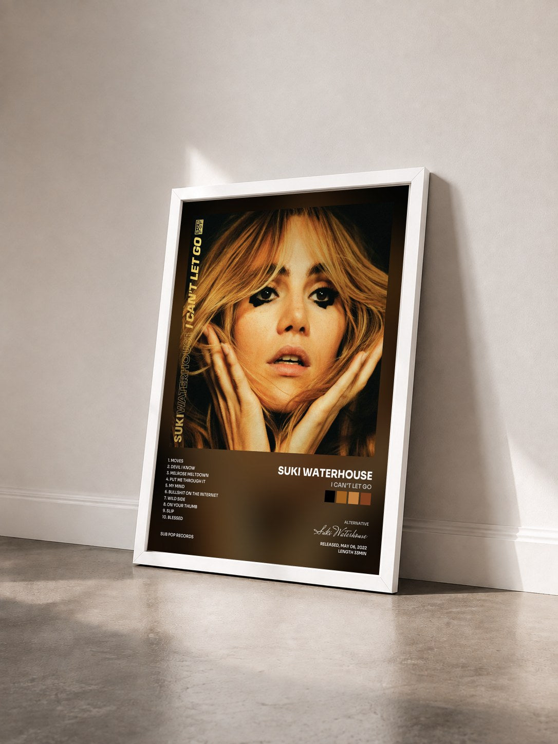 #blanc Tableau de l'album I Can't Let Go de Suki Waterhouse vu de trois quarts, cadre blanc