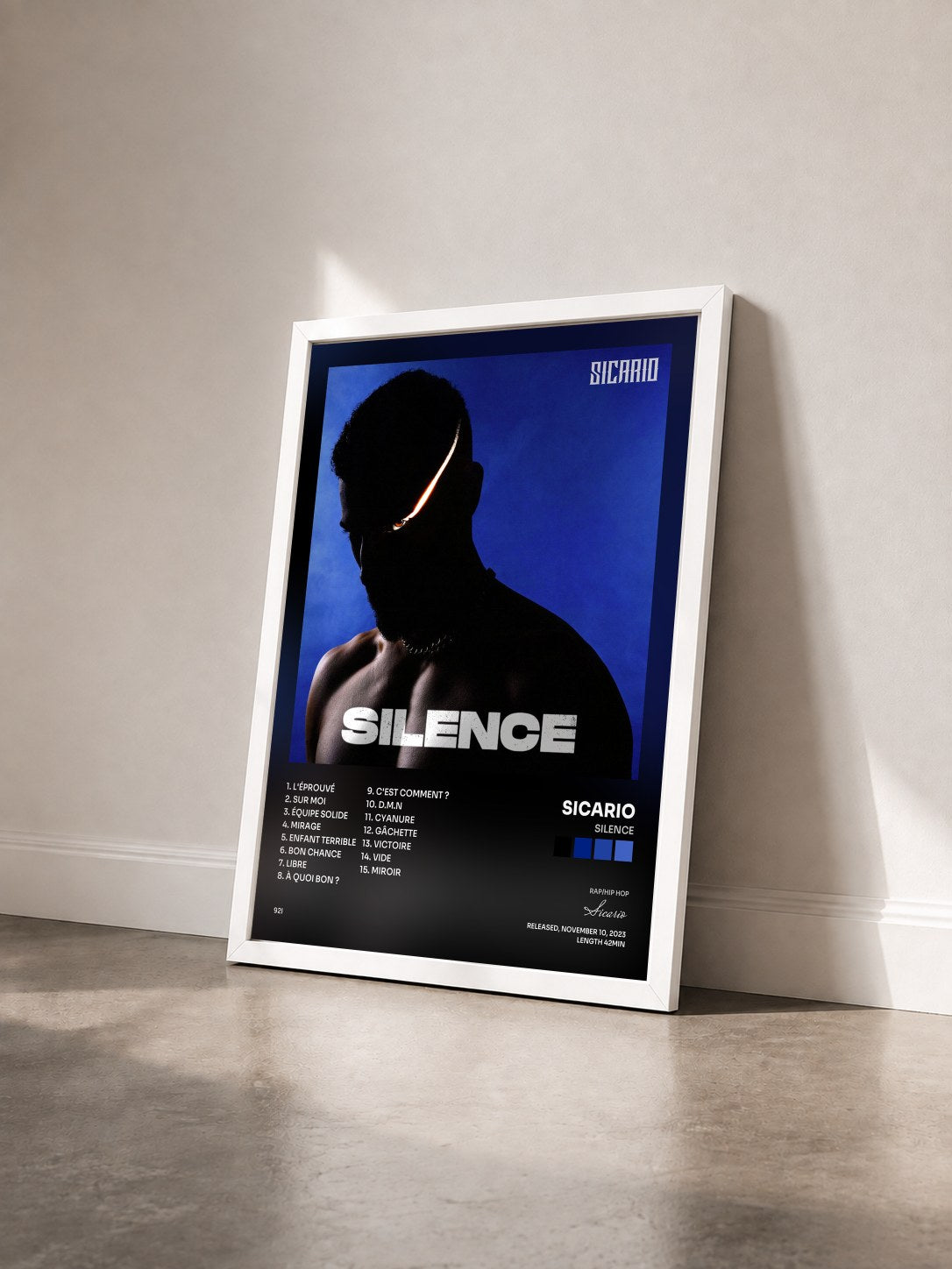 #blanc Tableau de l'album Silence de Sicario vu de trois quarts, cadre blanc