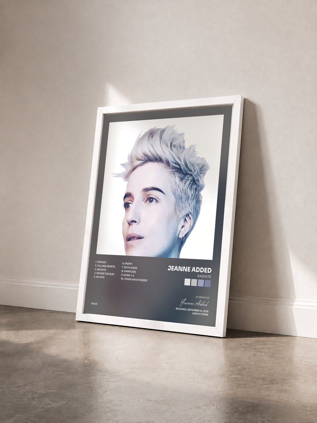 #blanc Tableau de l'album Radiate de Jeanne Added vu de trois quarts, cadre blanc