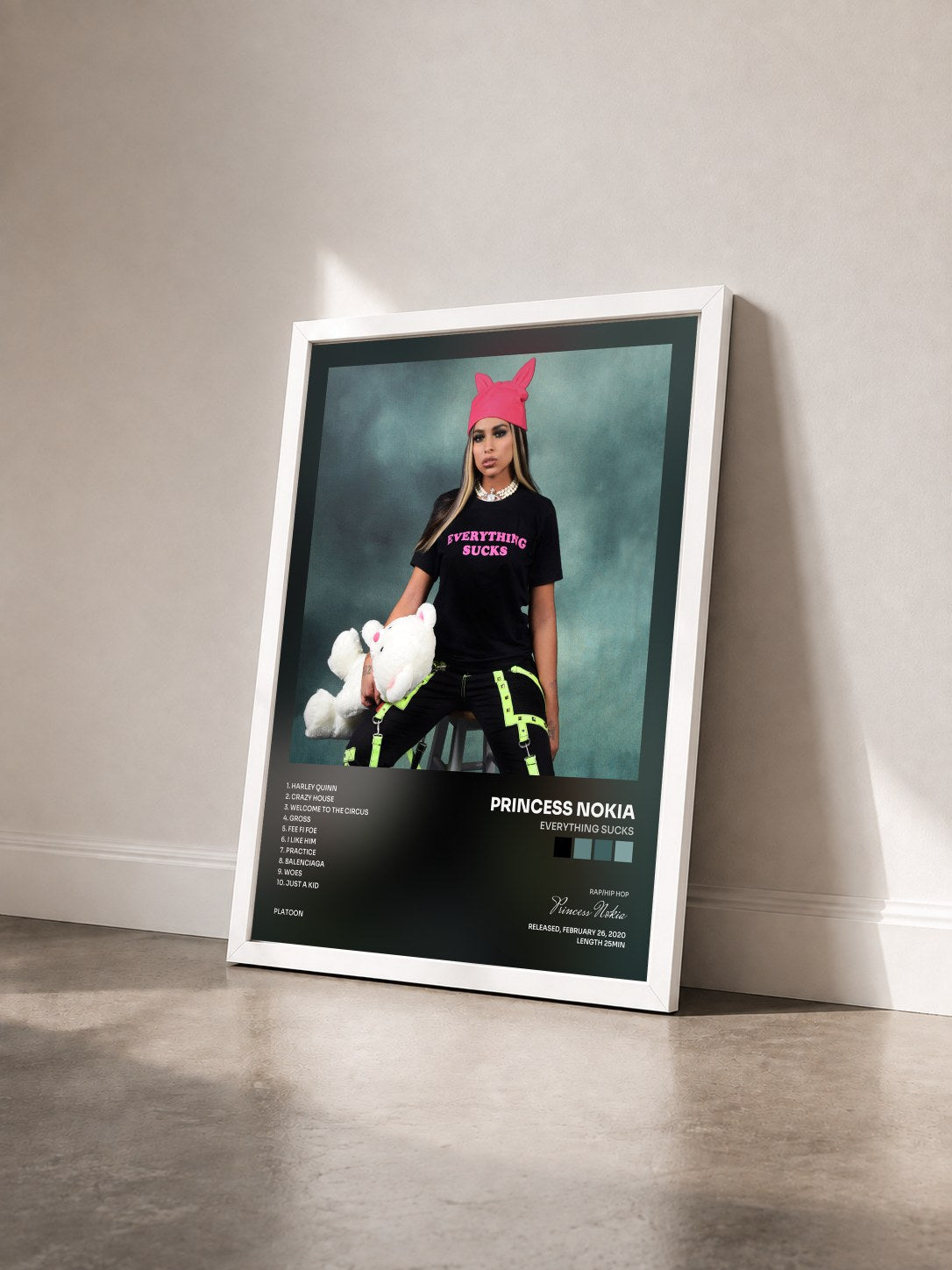 #blanc Tableau de l'album Everything Sucks de Princess Nokia vu de trois quarts, cadre blanc