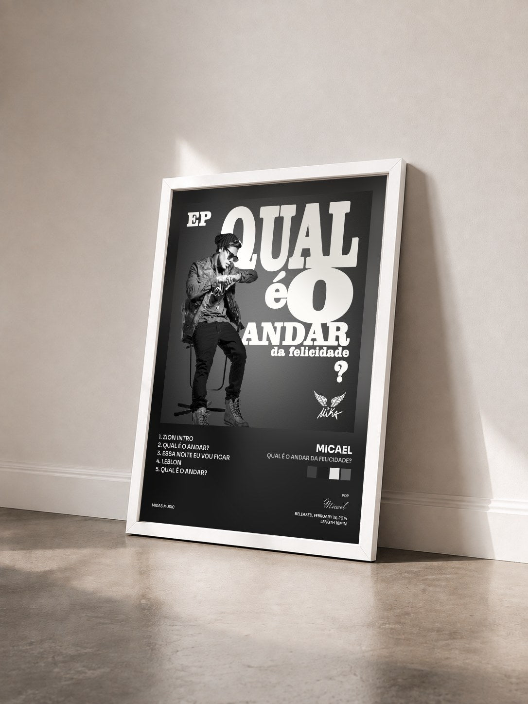 #blanc Tableau de l'album Qual É o Andar da Felicidade? de Micael vu de trois quarts, cadre blanc