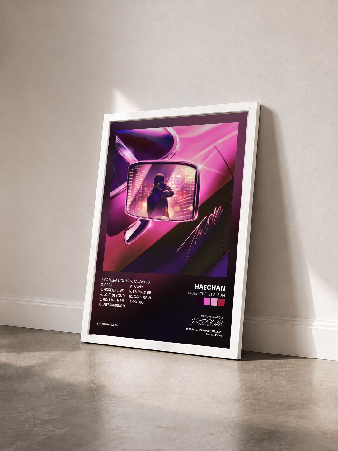 #blanc Tableau de l'album TASTE - The 1st Album de HAECHAN vu de trois quarts, cadre blanc