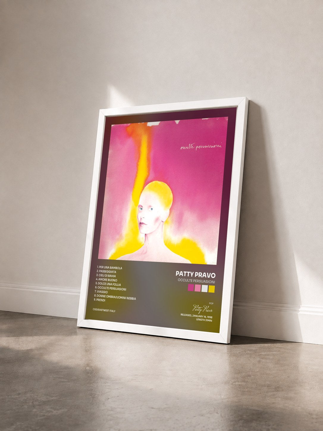 #blanc Tableau de l'album Occulte persuasioni de Patty Pravo vu de trois quarts, cadre blanc