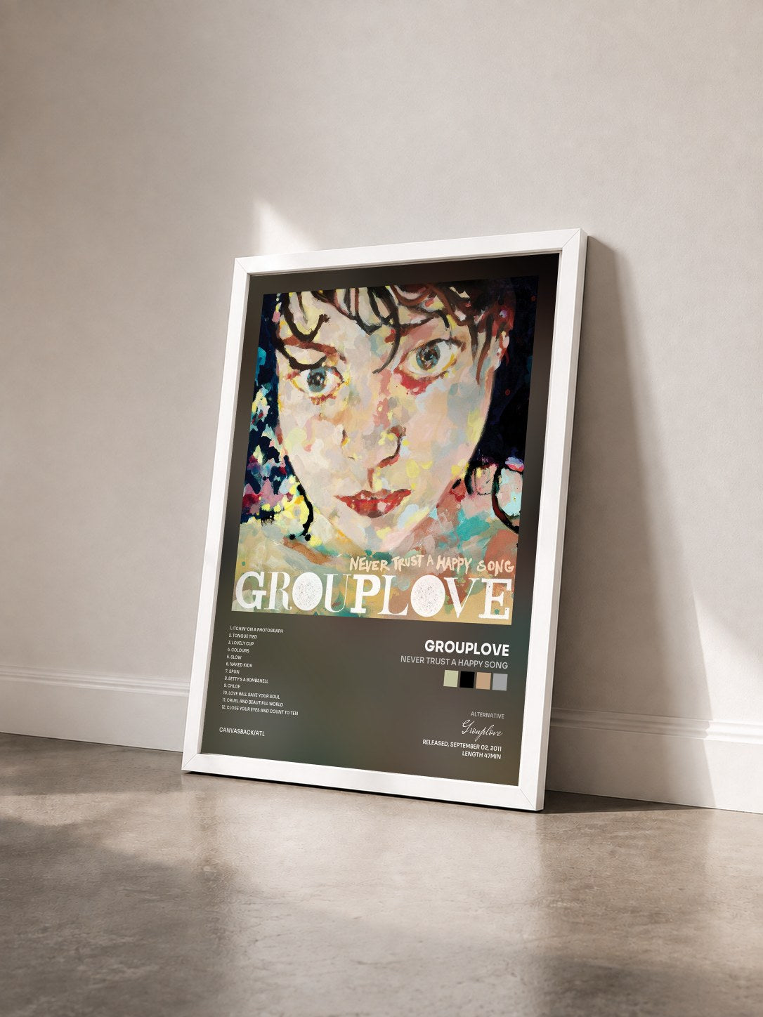 #blanc Tableau de l'album Never Trust a Happy Song de Grouplove vu de trois quarts, cadre blanc
