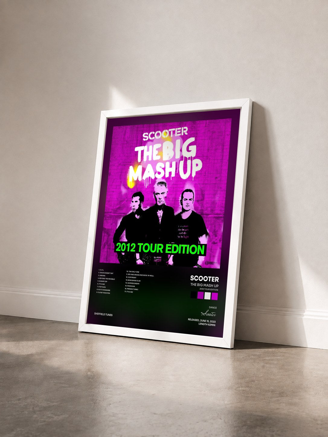 #blanc Tableau de l'album The Big Mash Up (2012 Tour Edition) de Scooter vu de trois quarts, cadre blanc