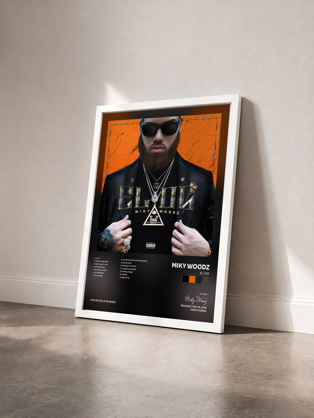 #blanc Tableau de l'album EL OG de Miky Woodz vu de trois quarts, cadre blanc