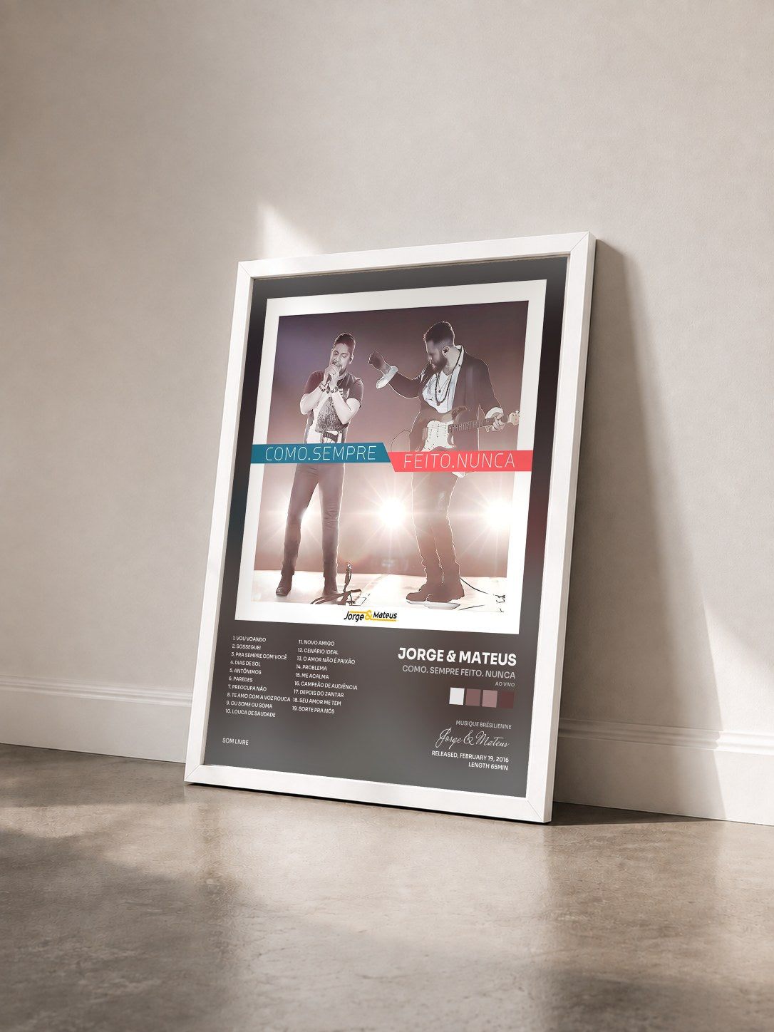 #blanc Tableau de l'album Como. Sempre Feito. Nunca (Ao Vivo) de Jorge & Mateus vu de trois quarts, cadre blanc
