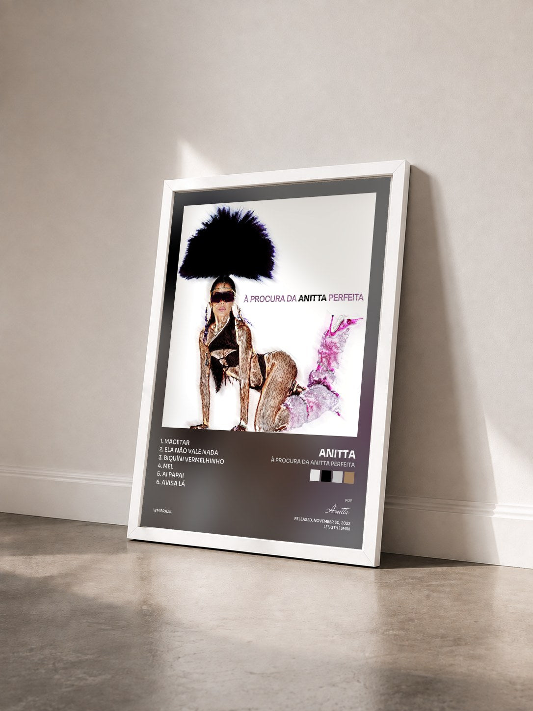 #blanc Tableau de l'album À Procura da Anitta Perfeita de Anitta vu de trois quarts, cadre blanc