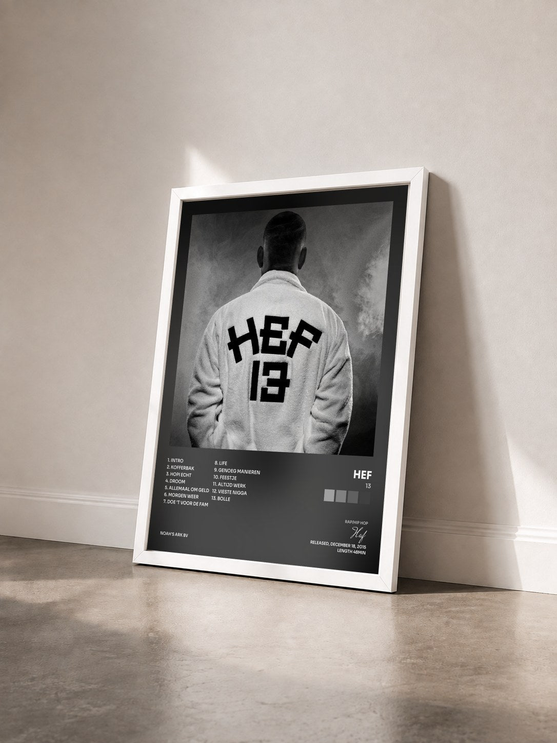 #blanc Tableau de l'album 13 de Hef vu de trois quarts, cadre blanc