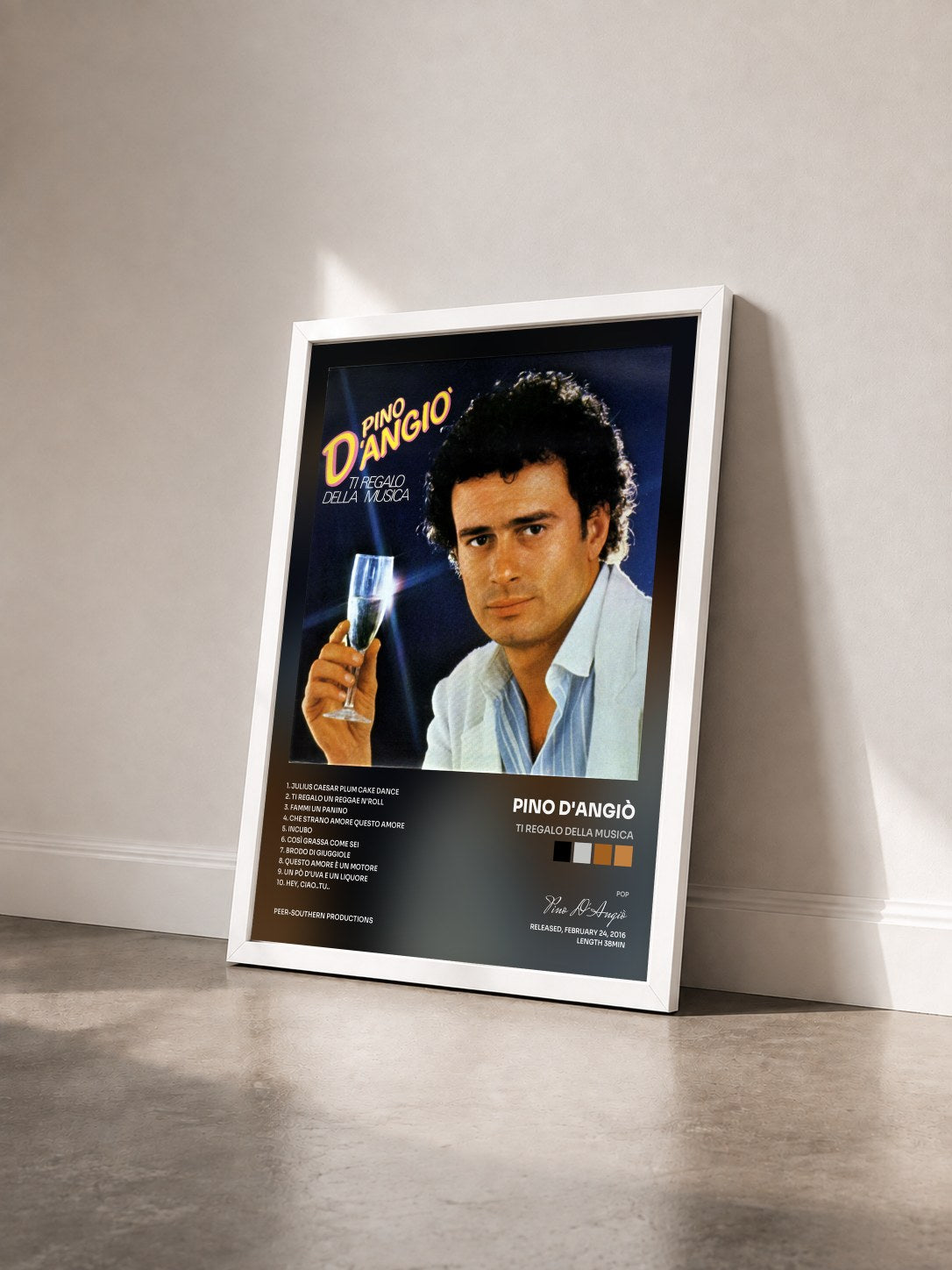 #blanc Tableau de l'album Ti regalo della musica de Pino D'Angiò vu de trois quarts, cadre blanc