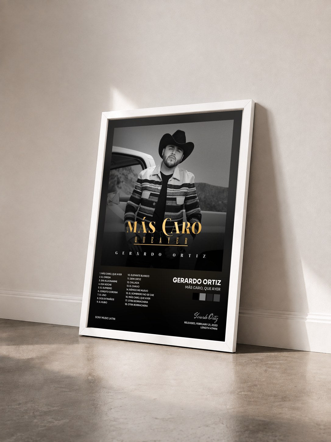 #blanc Tableau de l'album Más Caro, que ayer de Gerardo Ortiz vu de trois quarts, cadre blanc