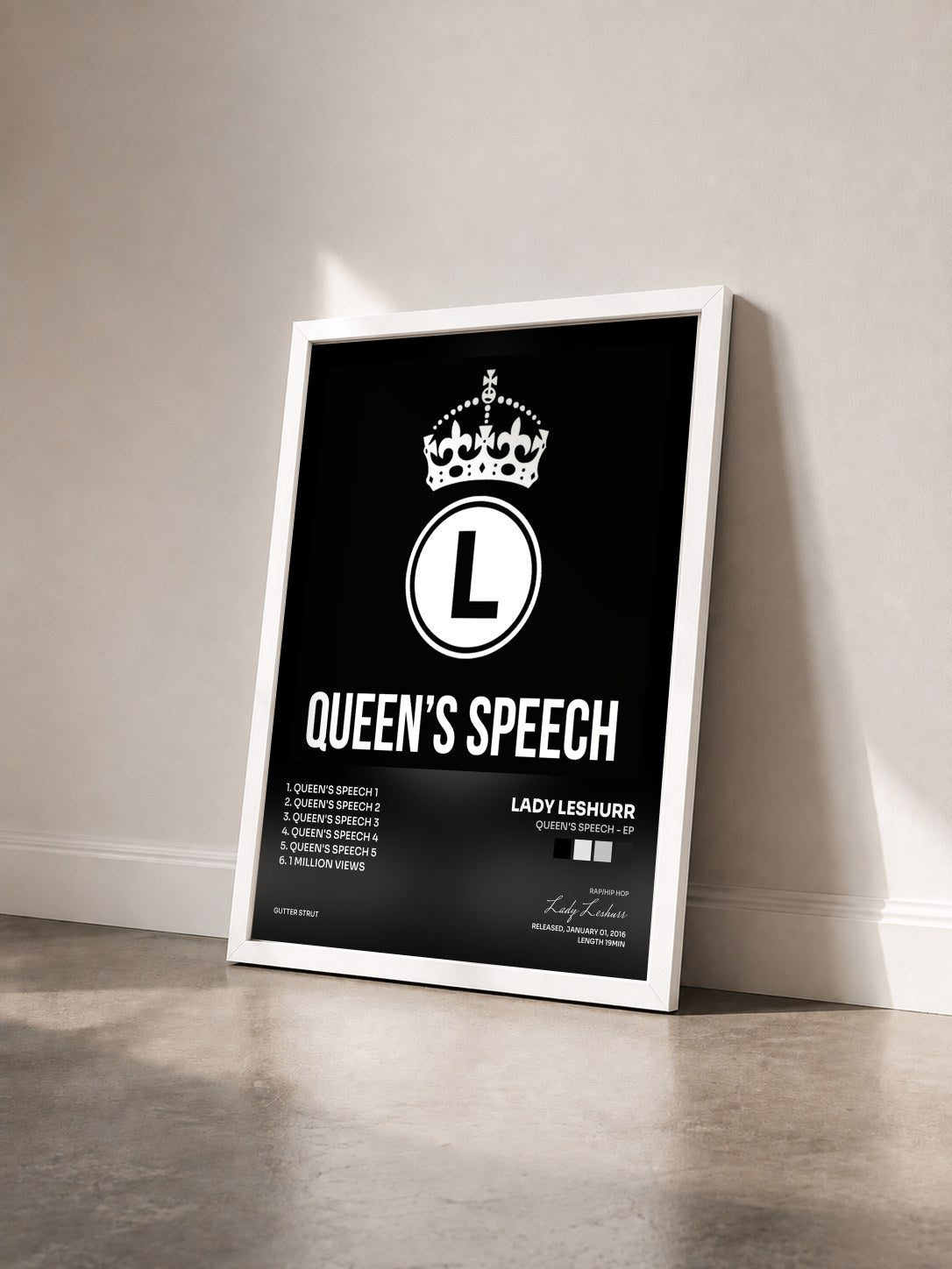 #blanc Tableau de l'album Queen's Speech - EP de Lady Leshurr vu de trois quarts, cadre blanc