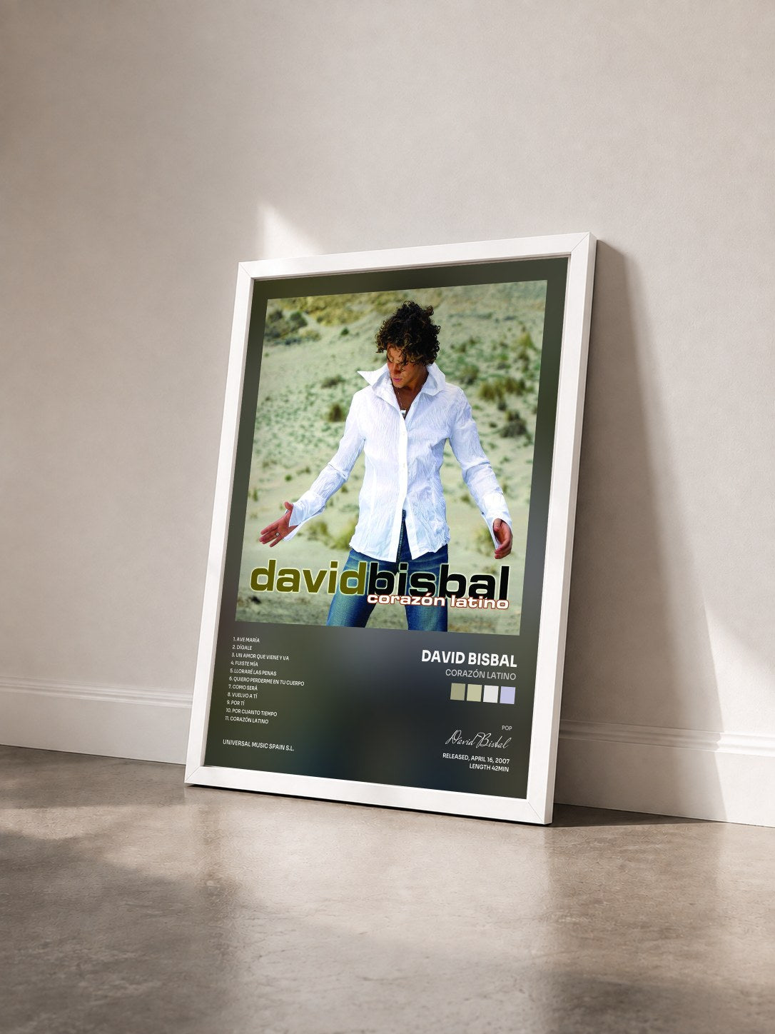 #blanc Tableau de l'album Corazón Latino de David Bisbal vu de trois quarts, cadre blanc