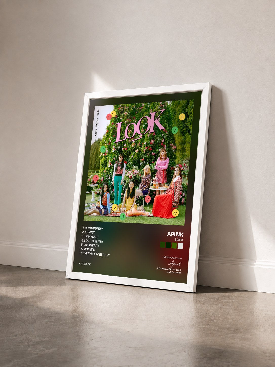 #blanc Tableau de l'album LOOK de Apink vu de trois quarts, cadre blanc
