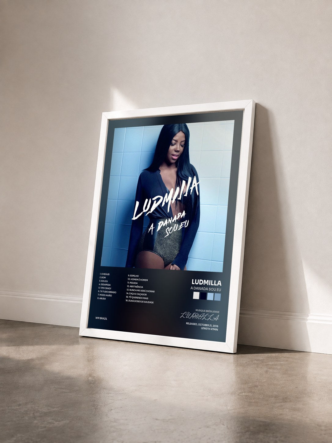 #blanc Tableau de l'album A danada sou eu de LUDMILLA vu de trois quarts, cadre blanc