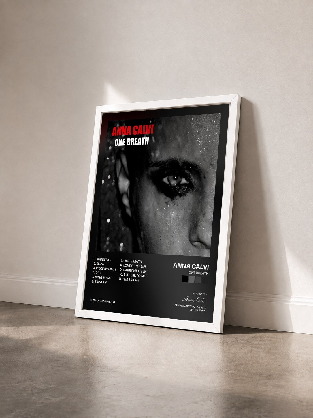 #blanc Tableau de l'album One Breath de Anna Calvi vu de trois quarts, cadre blanc