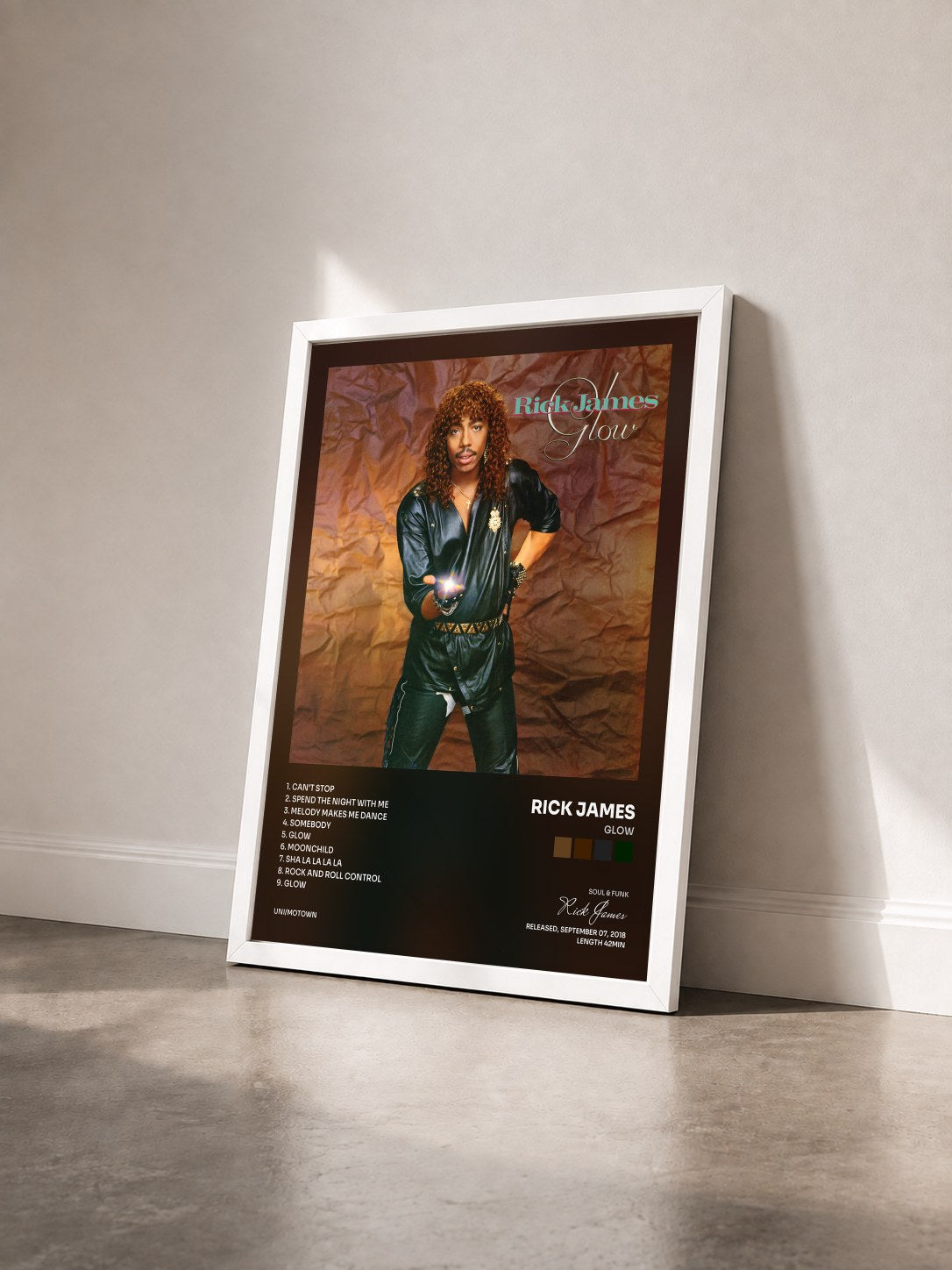 #blanc Tableau de l'album Glow de Rick James vu de trois quarts, cadre blanc