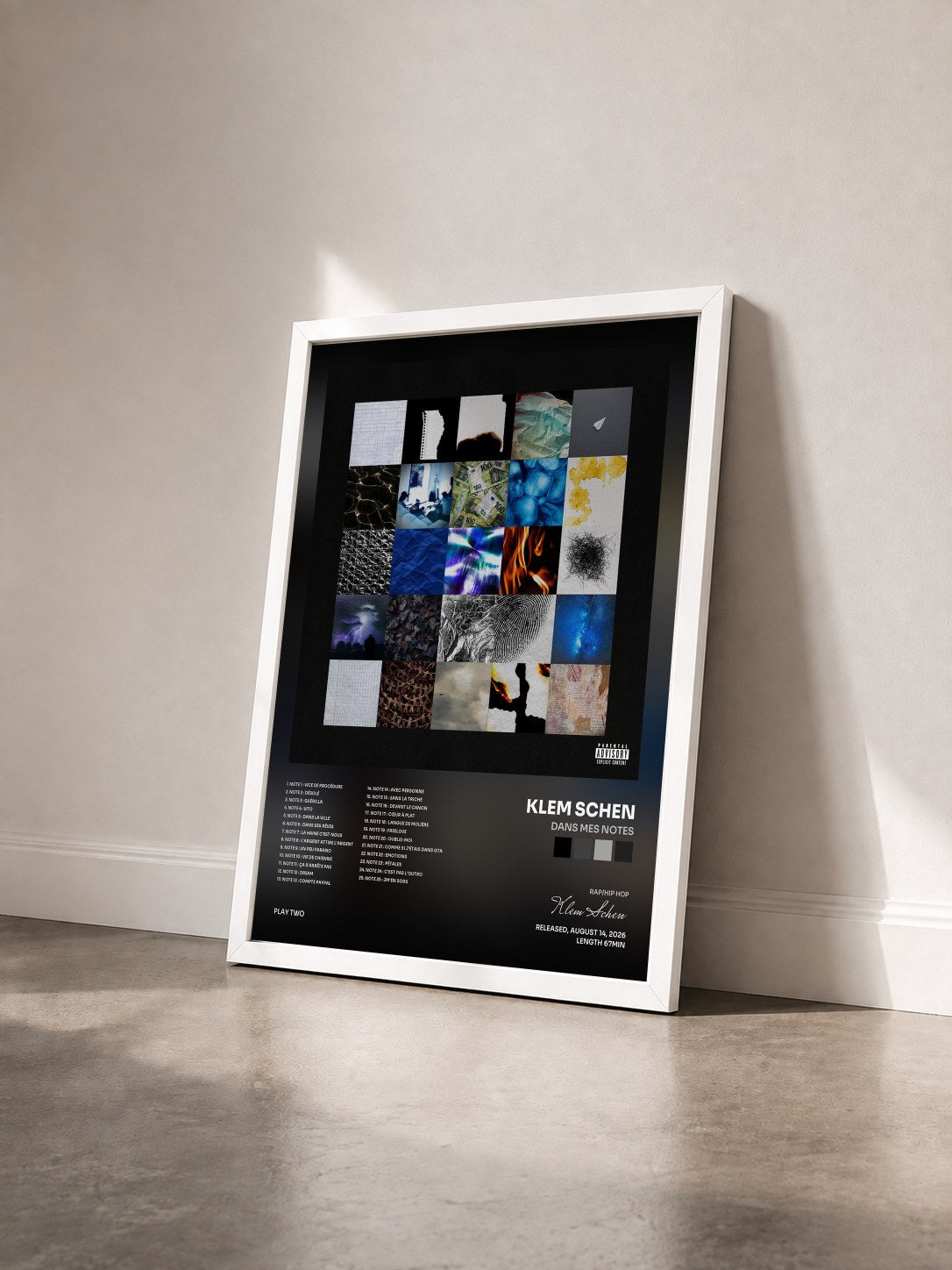 #blanc Tableau de l'album DANS MES NOTES de Klem Schen vu de trois quarts, cadre blanc