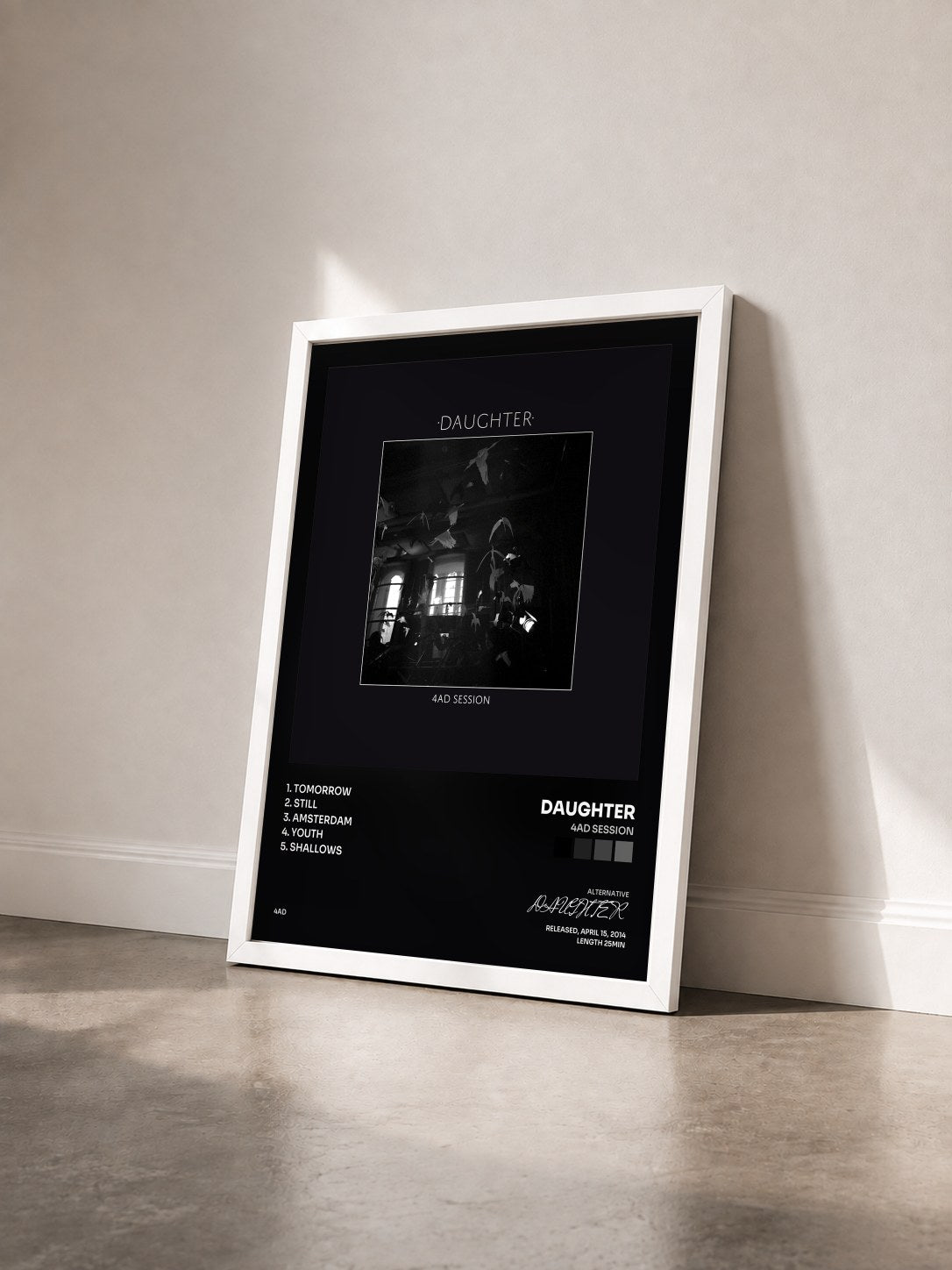 #blanc Tableau de l'album 4AD Session de DAUGHTER vu de trois quarts, cadre blanc