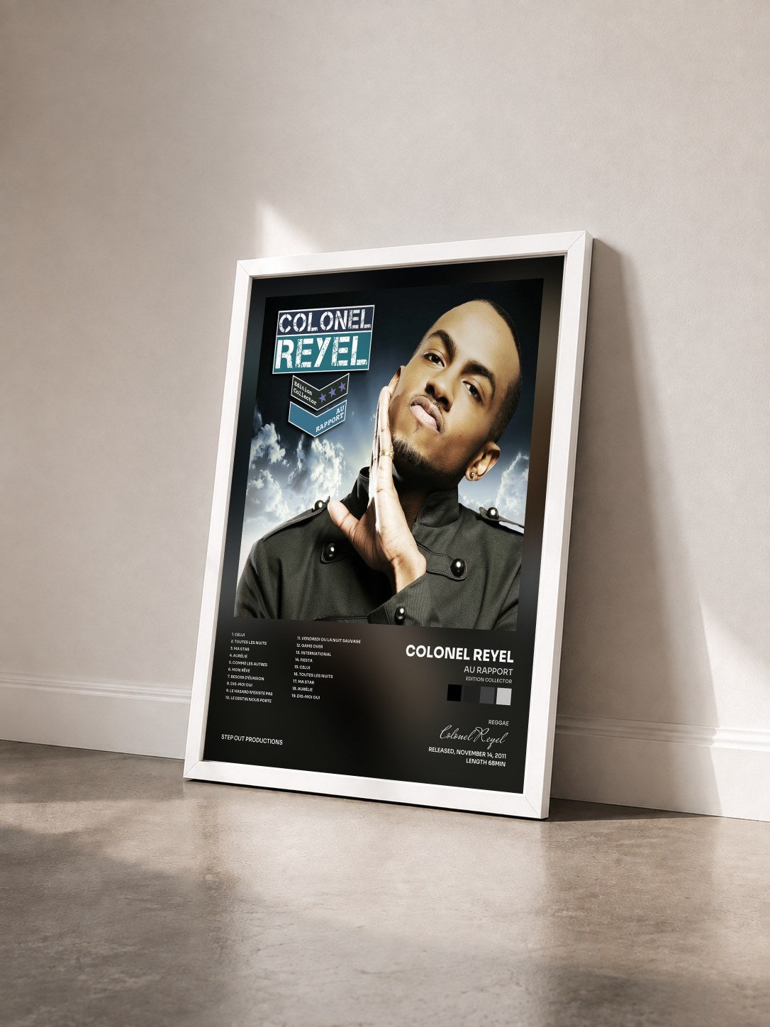 #blanc Tableau de l'album Au rapport (Edition Collector) de Colonel Reyel vu de trois quarts, cadre blanc