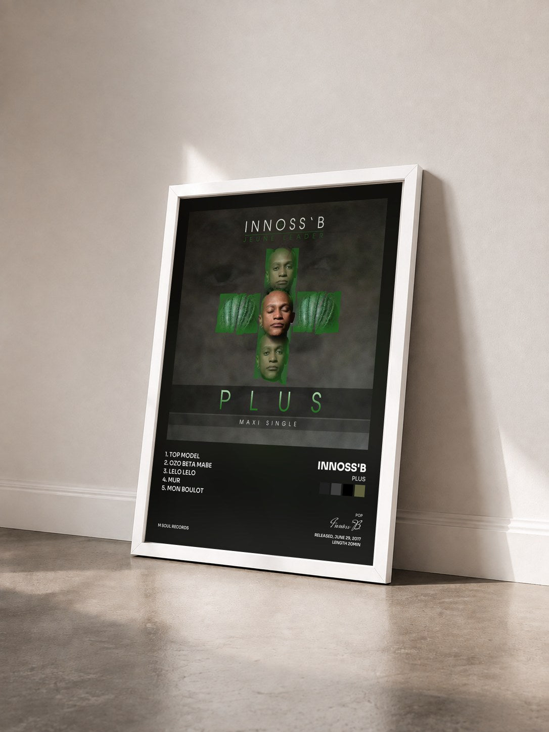 #blanc Tableau de l'album Plus de Innoss'B vu de trois quarts, cadre blanc
