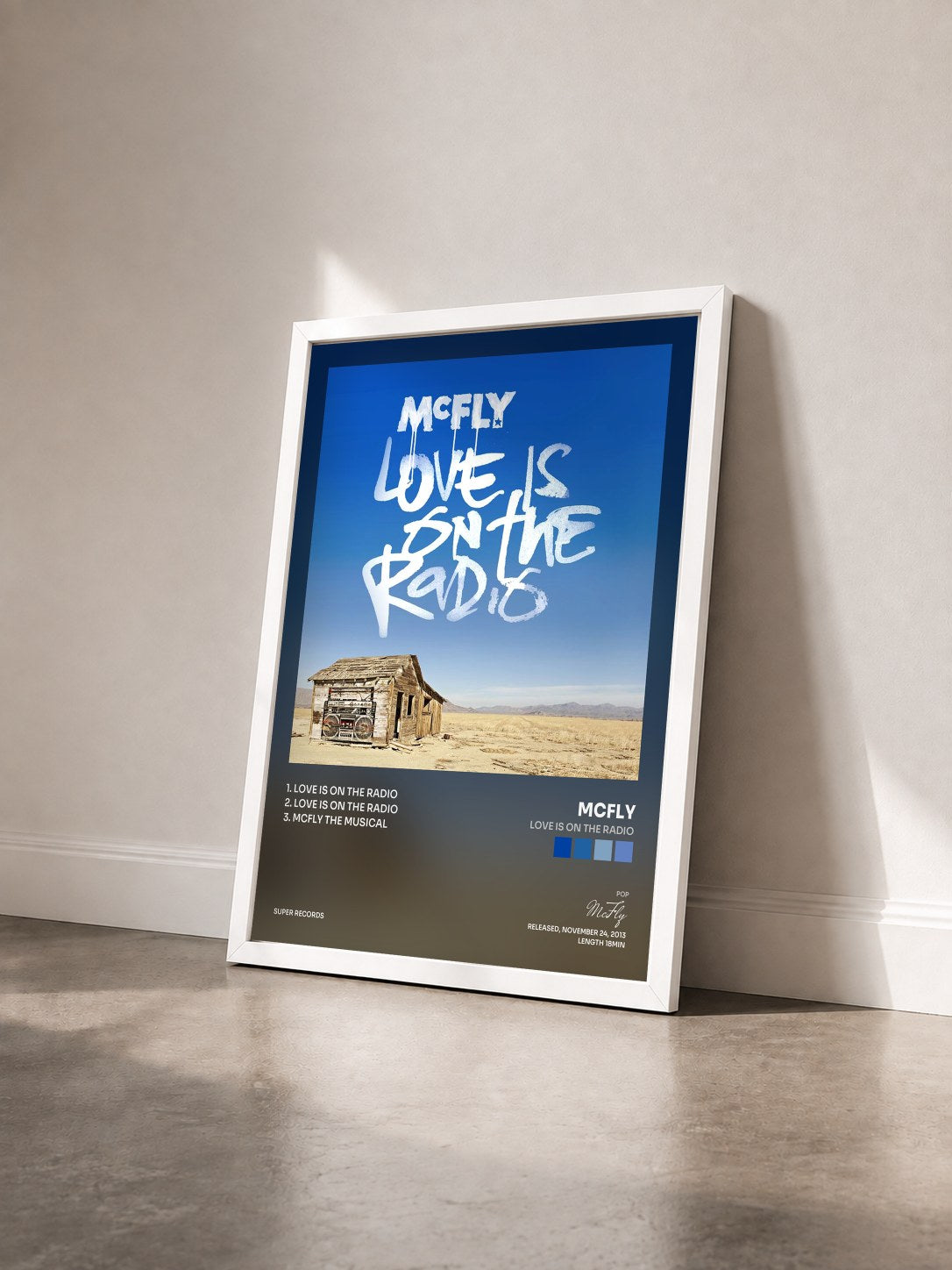 #blanc Tableau de l'album Love Is On The Radio de McFly vu de trois quarts, cadre blanc