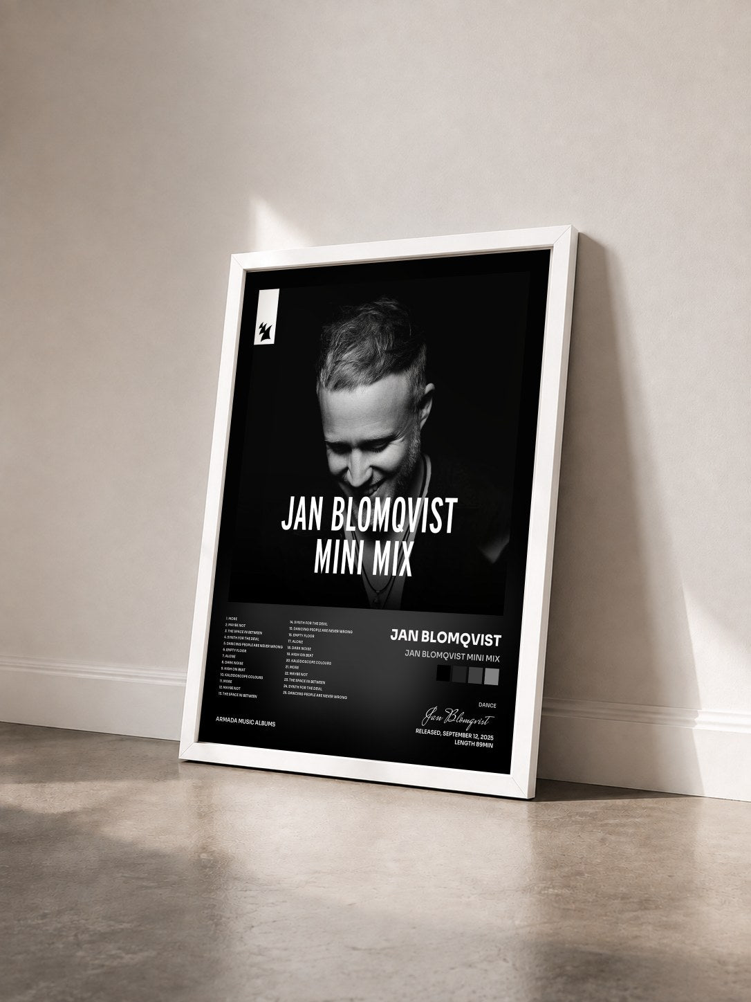 #blanc Tableau de l'album Jan Blomqvist Mini Mix de Jan Blomqvist vu de trois quarts, cadre blanc
