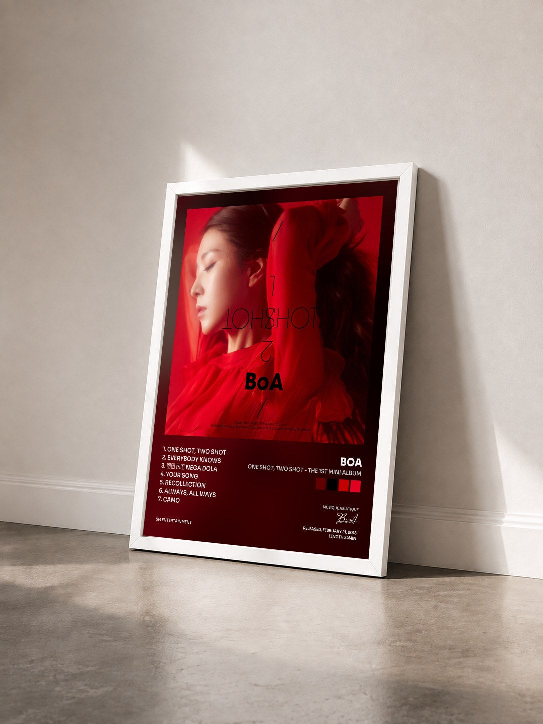 #blanc Tableau de l'album ONE SHOT, TWO SHOT - The 1st Mini Album de BoA vu de trois quarts, cadre blanc