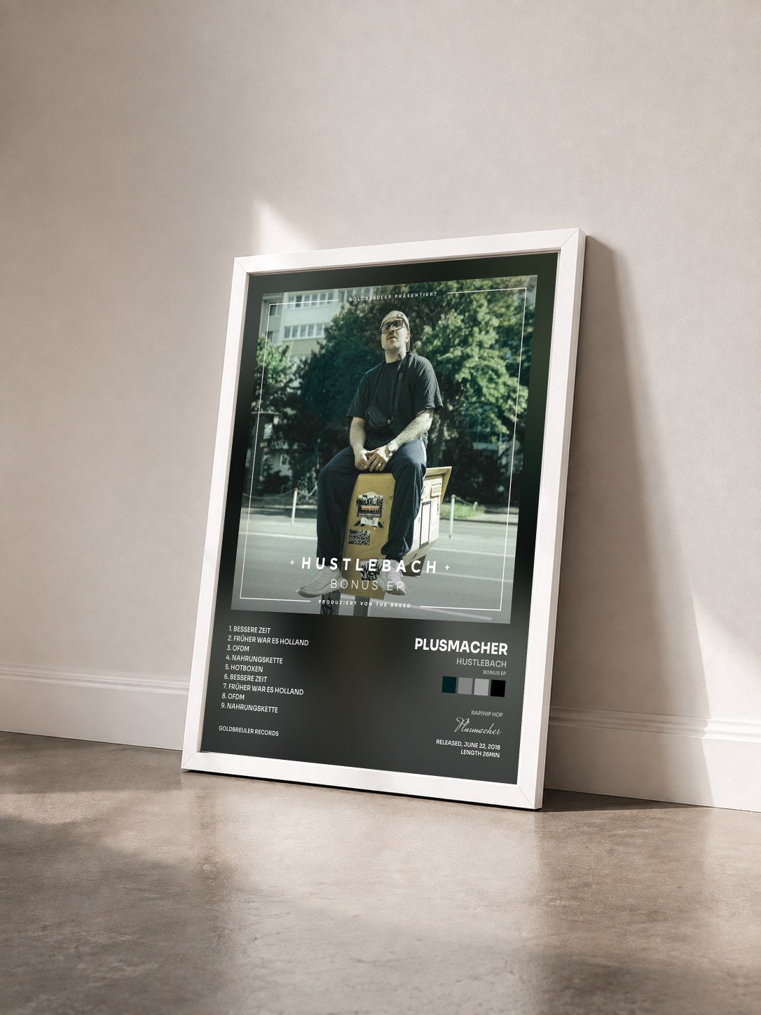 #blanc Tableau de l'album Hustlebach (Bonus EP) de Plusmacher vu de trois quarts, cadre blanc