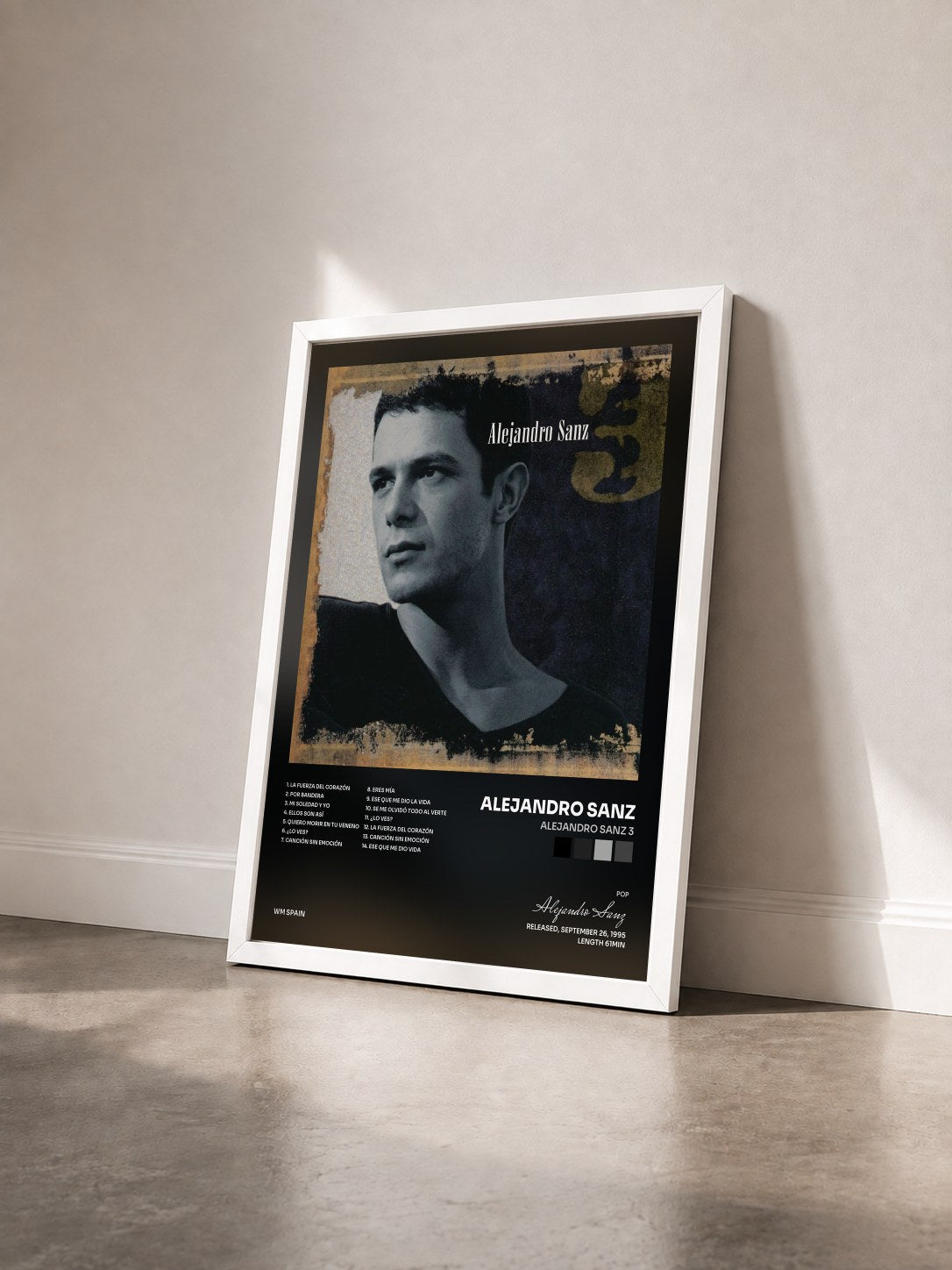 #blanc Tableau de l'album Alejandro Sanz 3 de Alejandro Sanz vu de trois quarts, cadre blanc