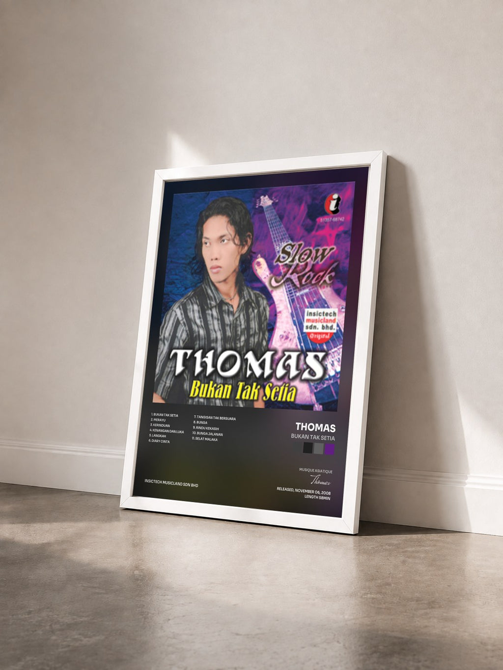 #blanc Tableau de l'album Bukan Tak Setia de Thomas vu de trois quarts, cadre blanc