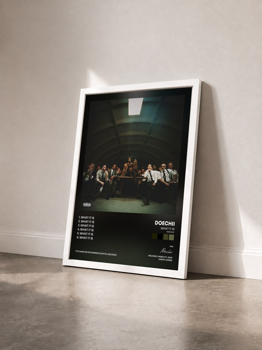 #blanc Tableau de l'album What It Is (Versions) de Doechii vu de trois quarts, cadre blanc