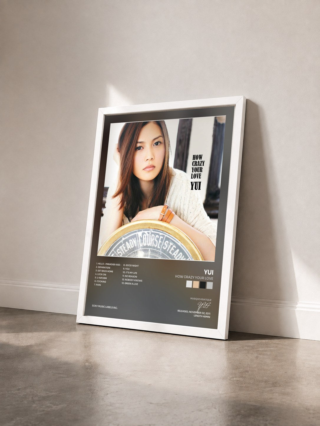 #blanc Tableau de l'album How Crazy Your Love de YUI vu de trois quarts, cadre blanc