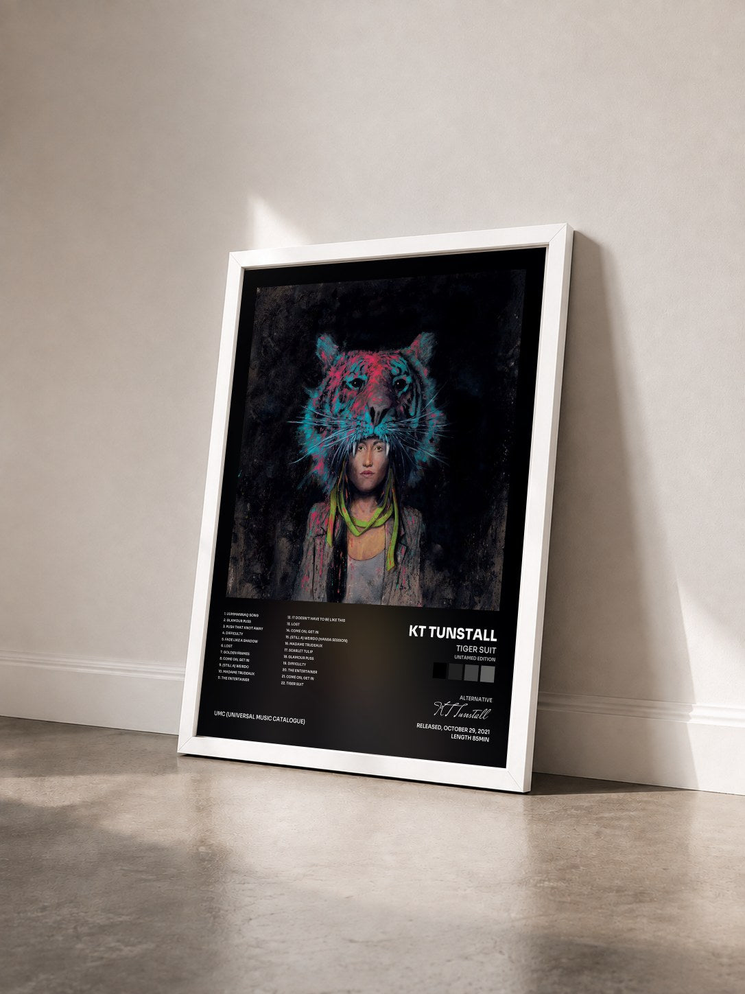 #blanc Tableau de l'album Tiger Suit (Untamed Edition) de KT Tunstall vu de trois quarts, cadre blanc