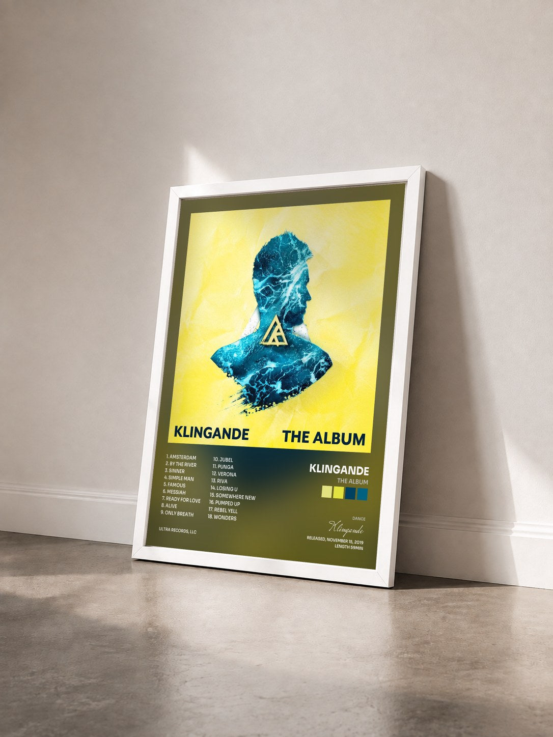 #blanc Tableau de l'album The Album de Klingande vu de trois quarts, cadre blanc