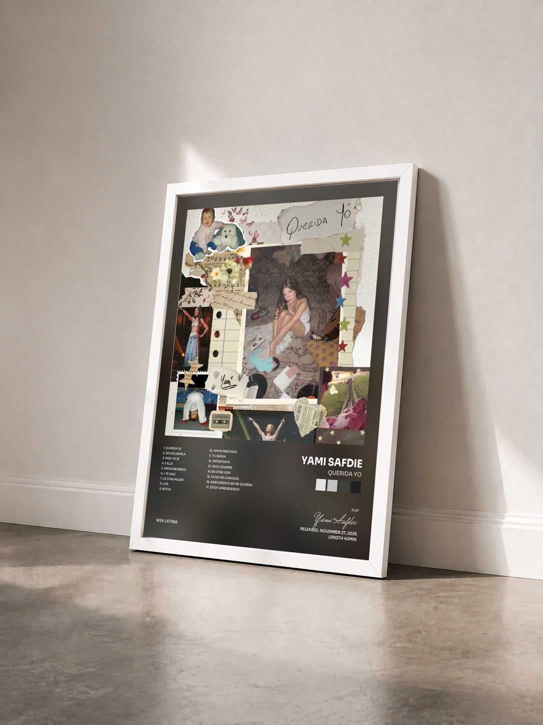 #blanc Tableau de l'album Querida Yo de Yami Safdie vu de trois quarts, cadre blanc