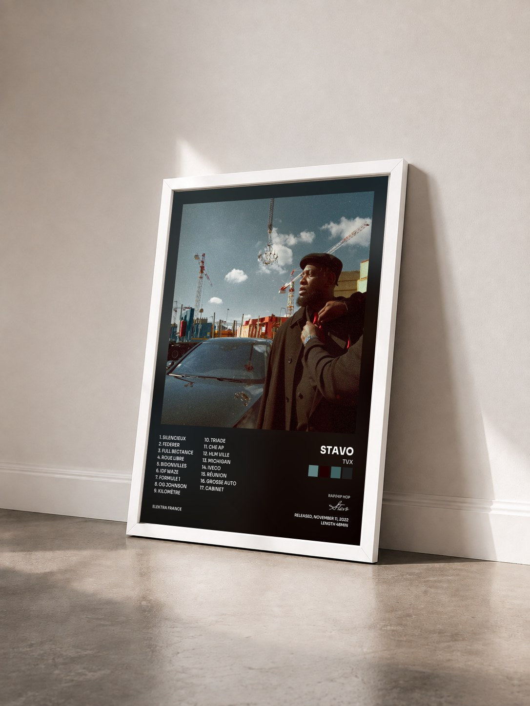 #blanc Tableau de l'album TVX de Stavo vu de trois quarts, cadre blanc