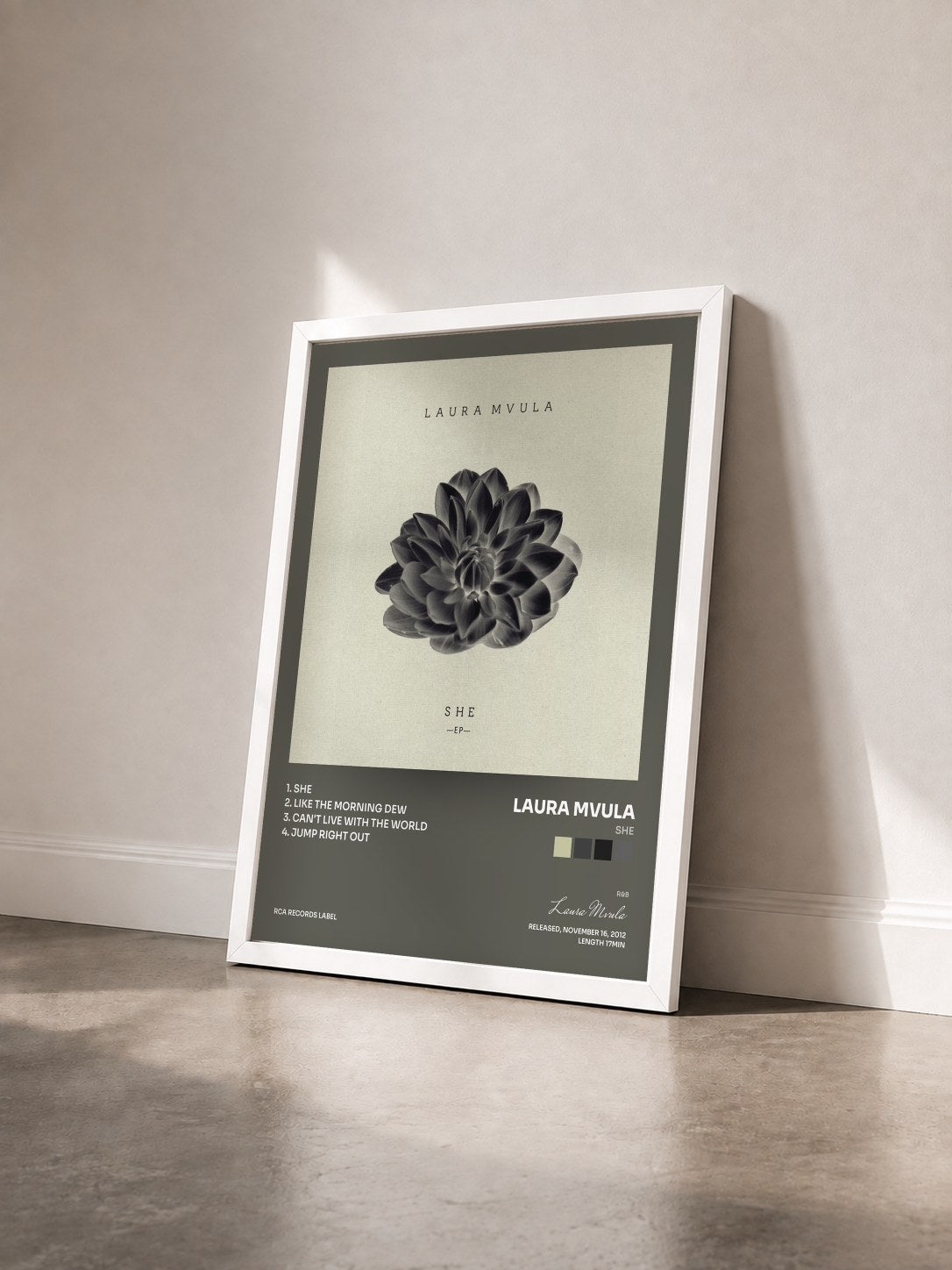 #blanc Tableau de l'album She de Laura Mvula vu de trois quarts, cadre blanc