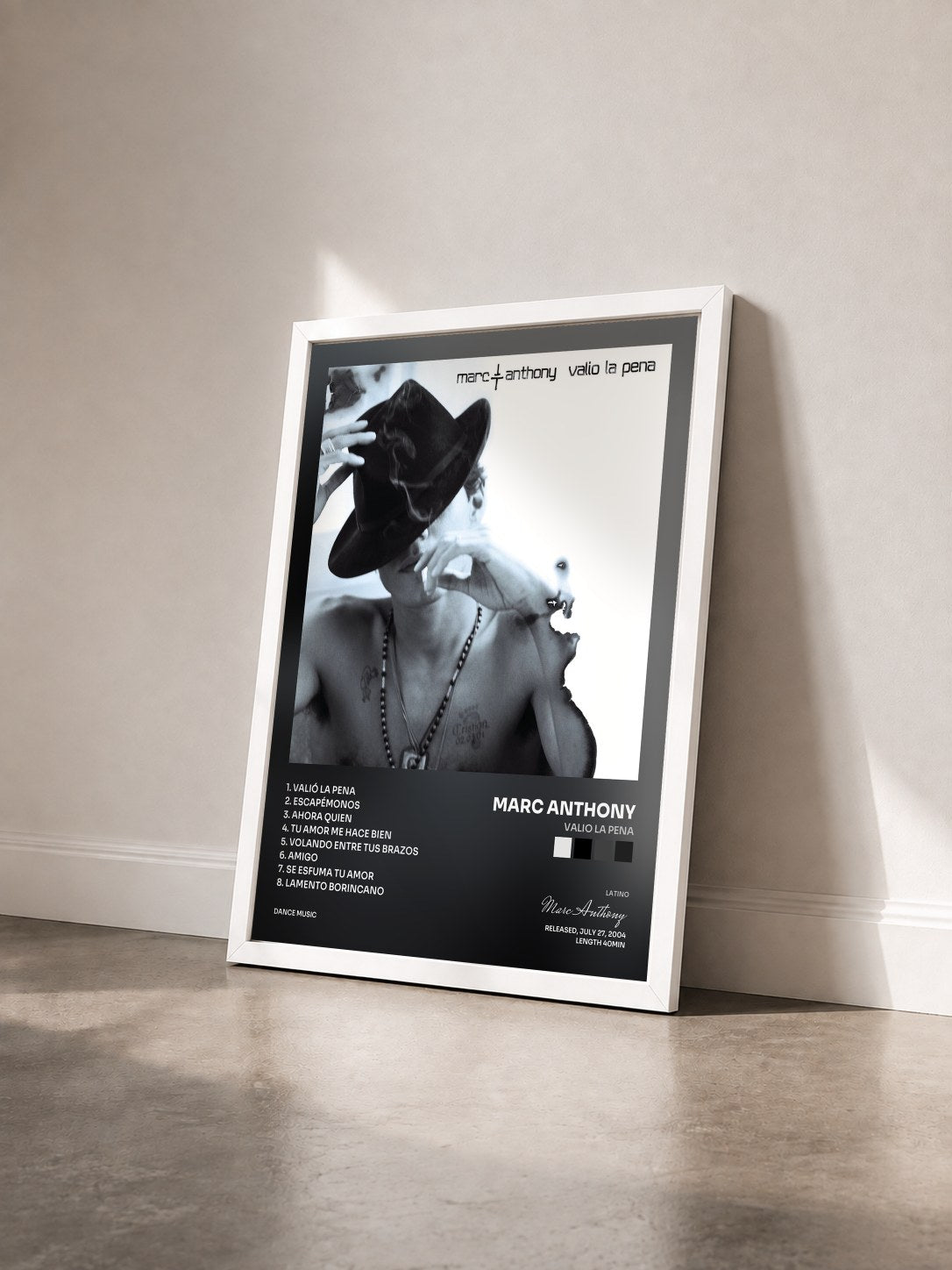 #blanc Tableau de l'album Valio La Pena de Marc Anthony vu de trois quarts, cadre blanc