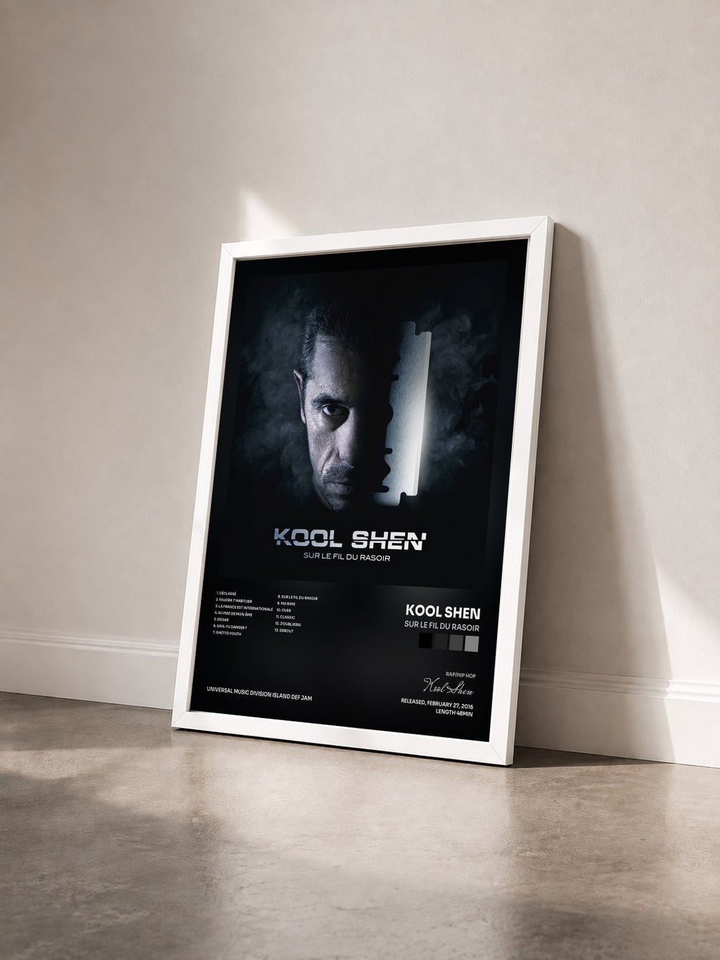 #blanc Tableau de l'album Sur le fil du rasoir de Kool Shen vu de trois quarts, cadre blanc