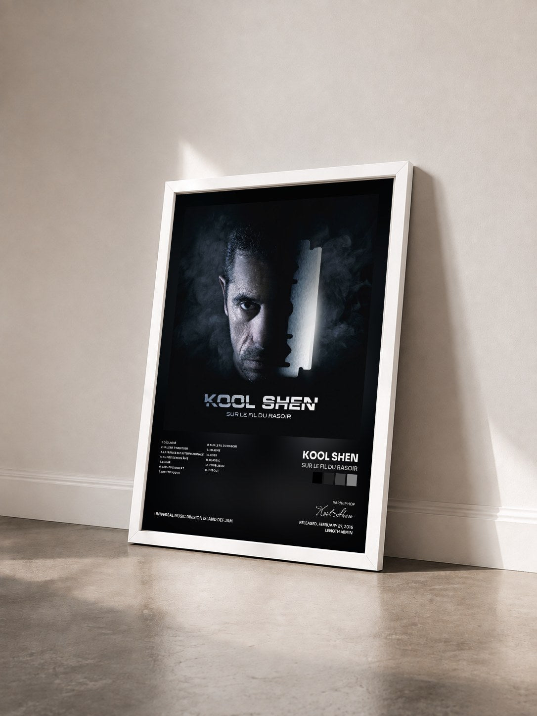 #blanc Tableau de l'album Sur le fil du rasoir de Kool Shen vu de trois quarts, cadre blanc