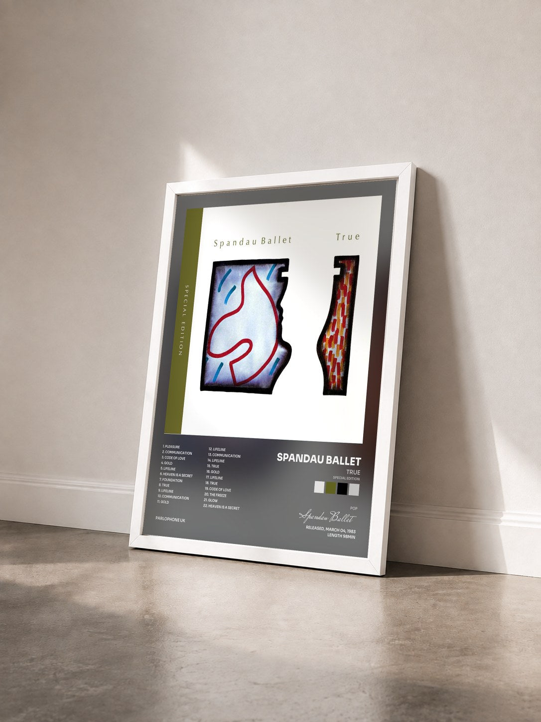 #blanc Tableau de l'album True (Special Edition) de Spandau Ballet vu de trois quarts, cadre blanc