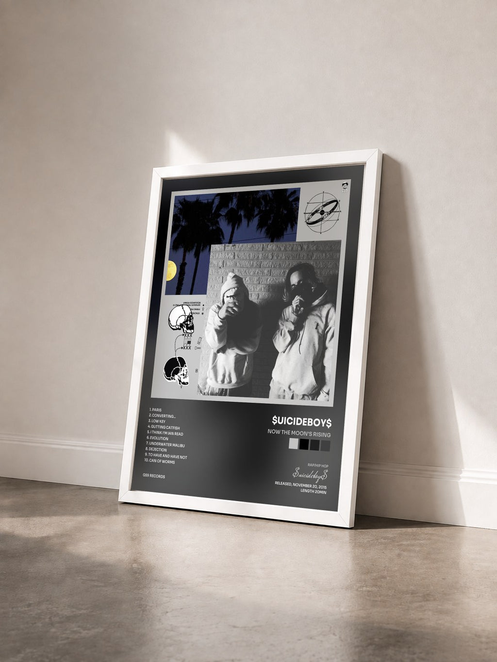 #blanc Tableau de l'album Now the Moon's Rising de $uicideboy$ vu de trois quarts, cadre blanc