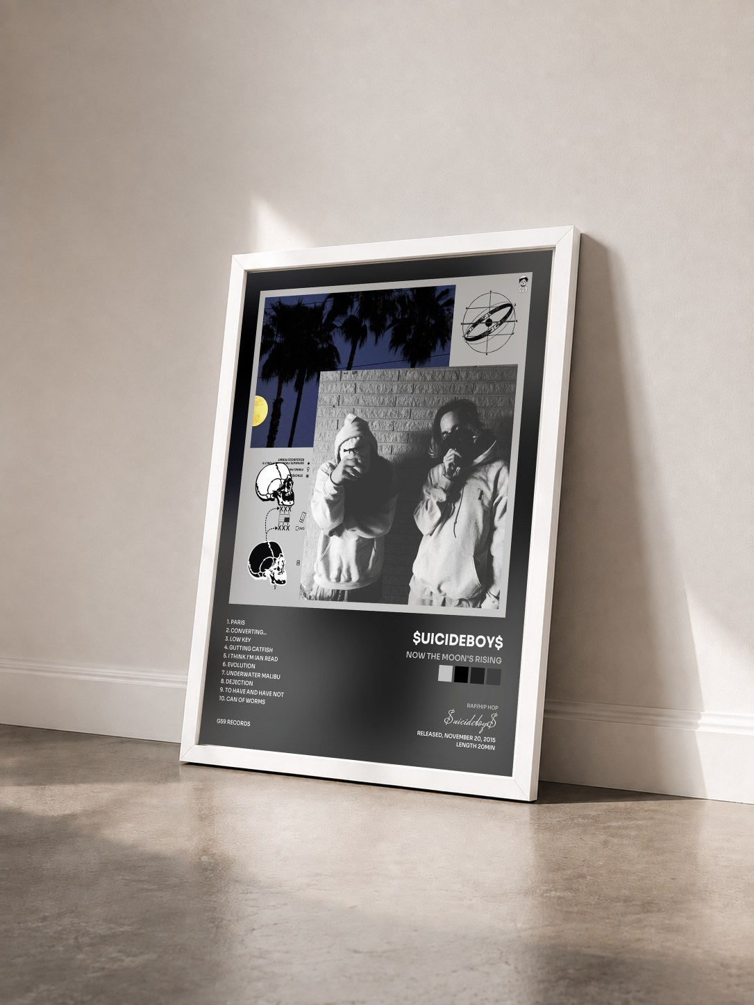 #blanc Tableau de l'album Now the Moon's Rising de $uicideboy$ vu de trois quarts, cadre blanc